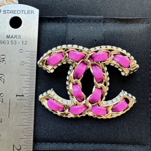 CHANEL 21P GOLDEN GOLD TONE CC LOGO PINK PURPLE LEATHER CHAIN CRYSTAL BROOCH PIN - Picture 9 of 12